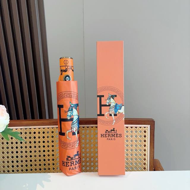 爱马仕 HermèS 新款 极品H家三折自动伞重磅呈现 以其精湛的工艺技术和源源不断的想像力 新涂层技术伞布 带来令人惊喜的遮光效果 让防晒及隔热性能更优保障