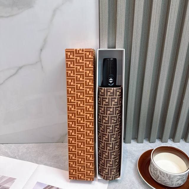 Fendi 芬迪 年度火爆力作 来自意大利的著名奢侈品牌 以其调皮古怪的风格创造了一个独特的时尚席卷了整个时尚界 撑着这样的伞走在街头 时尚指数立刻爆表 不论晴