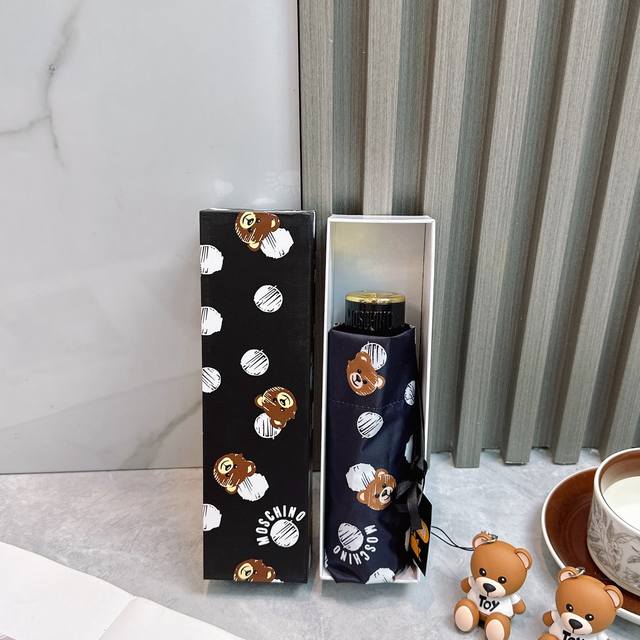 Moschino 莫斯奇诺 新款 五折 折叠晴雨伞 时尚原单代工品质 细节精致 看得见的品质 打破一成不变 色泽纯正艳丽！