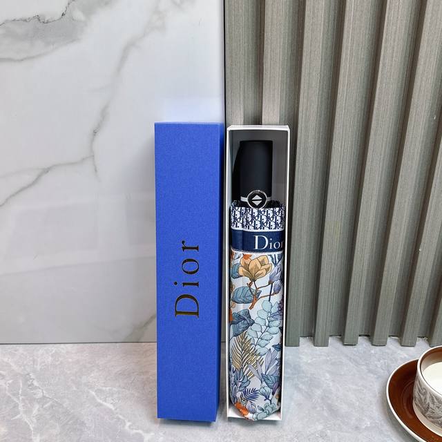 迪奥Dior 三折防晒睛雨伞 2570夏季新款 全自动折叠晴雨伞 内里黑色涂层防晒有效阻隔紫外线99%，Upf 50 所以能起到伞下体感降温的效果！有效隔热 高