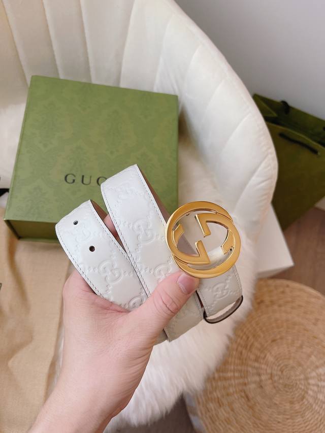Gucci 专柜同款女士系列，采用热压印 Gucci Signature 皮革，触感厚实，印花图案清晰分明。双面真皮腰带，装饰Gg带扣。经典设计深受广大喜爱，得