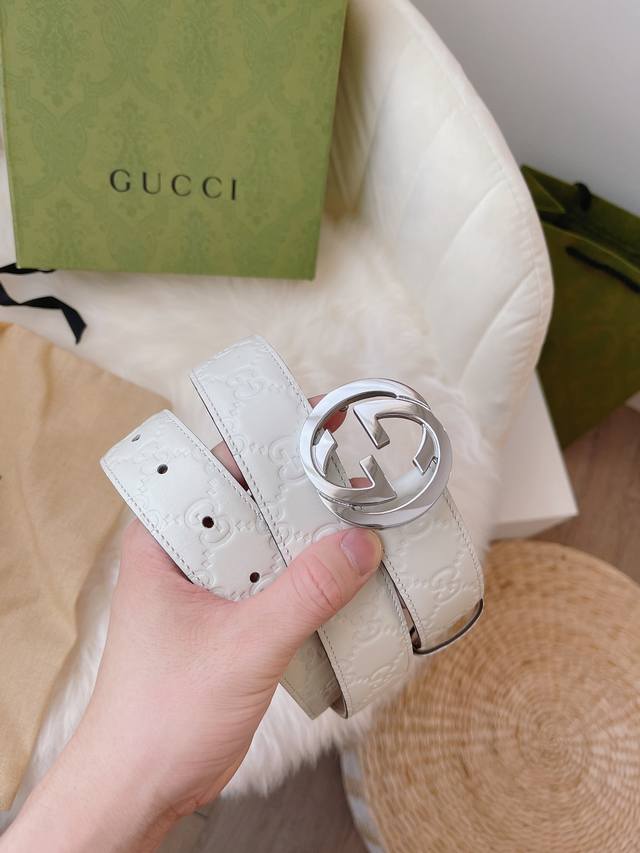 Gucci 专柜同款女士系列，采用热压印 Gucci Signature 皮革，触感厚实，印花图案清晰分明。双面真皮腰带，装饰Gg带扣。经典设计深受广大喜爱，得
