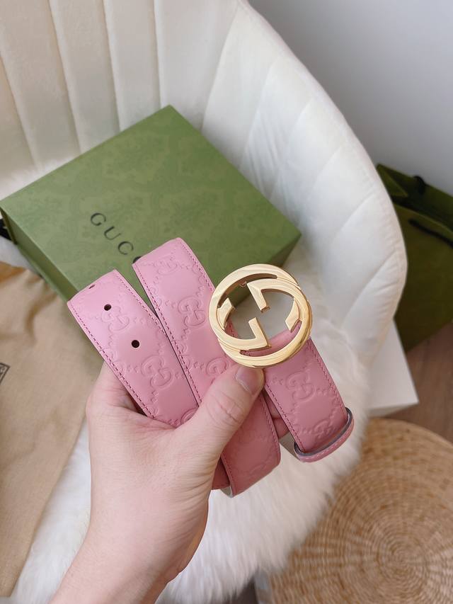 Gucci 专柜同款女士系列，采用热压印 Gucci Signature 皮革，触感厚实，印花图案清晰分明。双面真皮腰带，装饰Gg带扣。经典设计深受广大喜爱，得