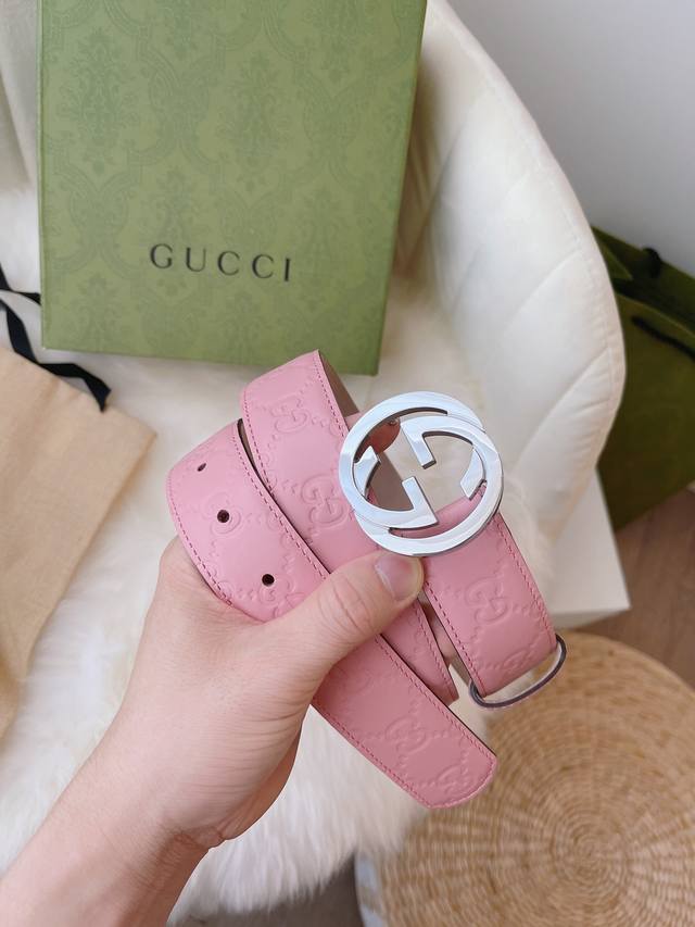 Gucci 专柜同款女士系列，采用热压印 Gucci Signature 皮革，触感厚实，印花图案清晰分明。双面真皮腰带，装饰Gg带扣。经典设计深受广大喜爱，得