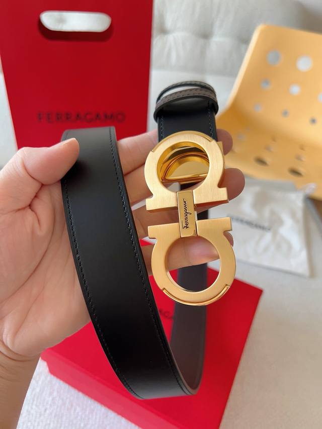 菲拉格慕 这款皮带是Ferragamo的经典配饰之一，高贵优雅，经典不衰。这款皮带配有经典Gancini扣饰，点缀品牌字母标识，别具匠心。皮带采用双面设计，长度