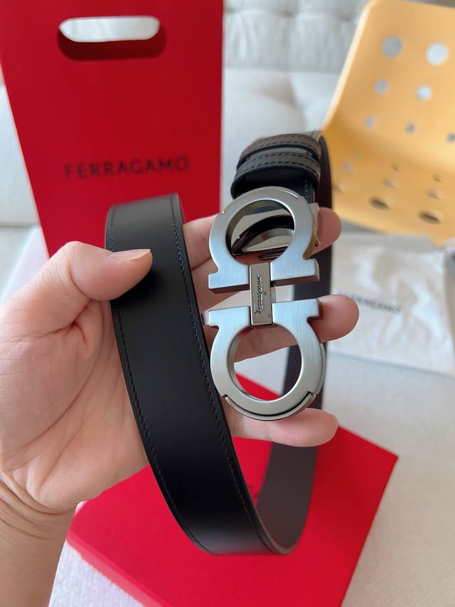 菲拉格慕 这款皮带是Ferragamo的经典配饰之一，高贵优雅，经典不衰。这款皮带配有经典Gancini扣饰，点缀品牌字母标识，别具匠心。皮带采用双面设计，长度