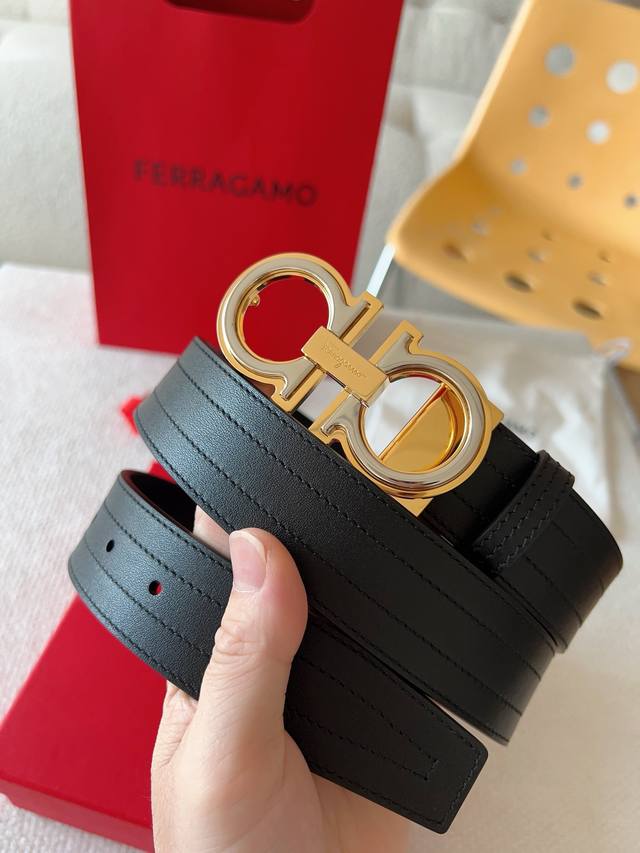 新款 菲拉格慕 Ferragamo皮带搭配Gancio扣饰，醒目出众。该扣饰采用双层结构设计，为经典扣饰设计增添一丝前卫的现代气息。皮带双色牛皮增添独到细节，塑