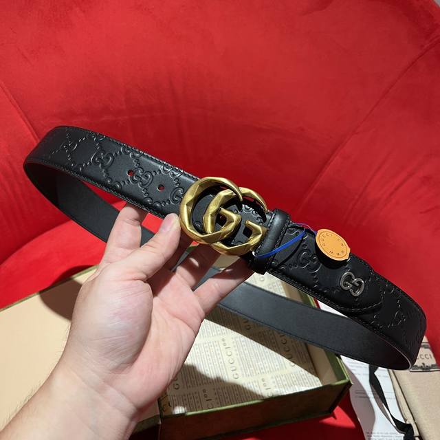 G U C C I 现货实拍，原版开模，精致复古新款Gg扣 带身双面头层牛皮，尾部带五金，精致又高档，宽度40Mm. 专柜品质，时尚百搭！ 顶级170