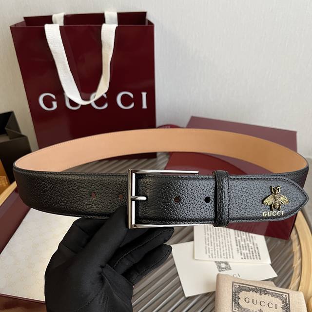 G U C C I 男士新品腰帶 寬度40毫米 採用進口頭層豬紋皮紋理制成 帶身尾部帶有品牌家族Logo 及小蜜蜂 吉祥物 饰品装饰 全新做旧效果双G扣