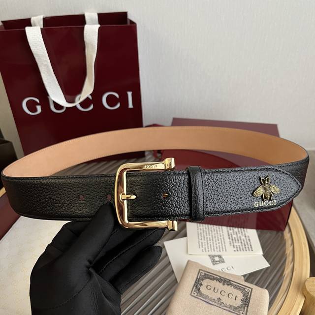 G U C C I 男士新品腰帶 寬度40毫米 採用進口頭層豬紋皮紋理制成 帶身尾部帶有品牌家族Logo 及小蜜蜂 吉祥物 饰品装饰 全新做旧效果双G扣