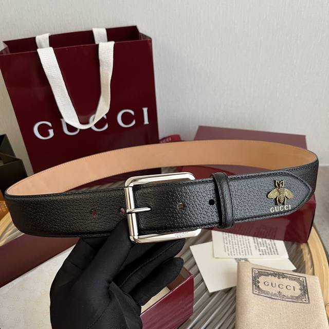 G U C C I 男士新品腰帶 寬度40毫米 採用進口頭層豬紋皮紋理制成 帶身尾部帶有品牌家族Logo 及小蜜蜂 吉祥物 饰品装饰 全新做旧效果双G扣