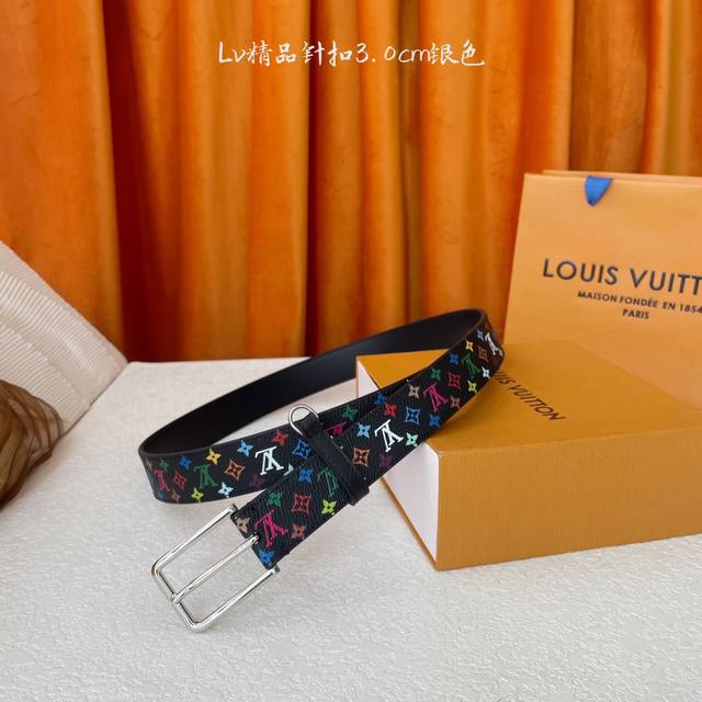 Louis Vuitton ：新款品质，一面黑彩印花一面平纹底，精品针扣，精工制作，细节看图，实物拍摄，高端奢华，宽度3.0Cm