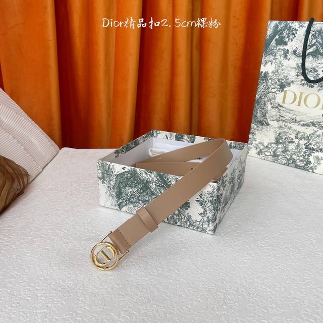 Dior这款腰带采用光滑牛皮革等材质精心制作，搭配富有光泽的金色饰面金属环圈Cd腰带扣提升格调。可与经典西装外套、连衣裙或牛仔裤搭配，彰显隽永高雅的气质。宽2.