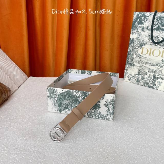 Dior这款腰带采用光滑牛皮革等材质精心制作，搭配富有光泽的金色饰面金属环圈Cd腰带扣提升格调。可与经典西装外套、连衣裙或牛仔裤搭配，彰显隽永高雅的气质。宽2.