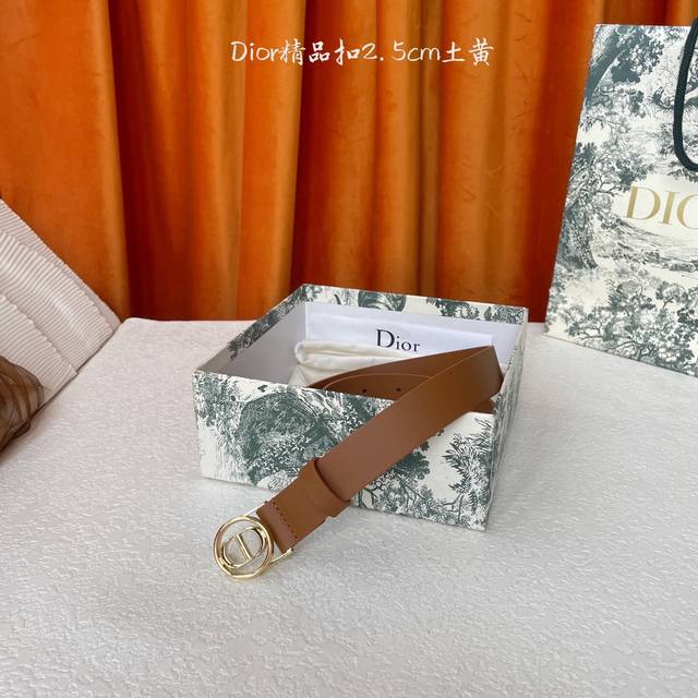 Dior这款腰带采用光滑牛皮革等材质精心制作，搭配富有光泽的金色饰面金属环圈Cd腰带扣提升格调。可与经典西装外套、连衣裙或牛仔裤搭配，彰显隽永高雅的气质。宽2.