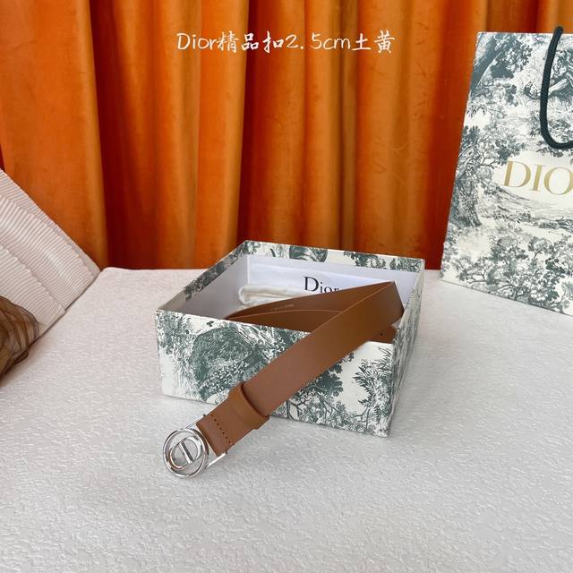 Dior这款腰带采用光滑牛皮革等材质精心制作，搭配富有光泽的金色饰面金属环圈Cd腰带扣提升格调。可与经典西装外套、连衣裙或牛仔裤搭配，彰显隽永高雅的气质。宽2.