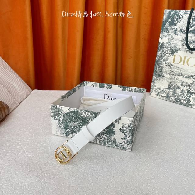 Dior这款腰带采用光滑牛皮革等材质精心制作，搭配富有光泽的金色饰面金属环圈Cd腰带扣提升格调。可与经典西装外套、连衣裙或牛仔裤搭配，彰显隽永高雅的气质。宽2.
