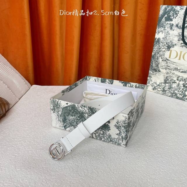 Dior这款腰带采用光滑牛皮革等材质精心制作，搭配富有光泽的金色饰面金属环圈Cd腰带扣提升格调。可与经典西装外套、连衣裙或牛仔裤搭配，彰显隽永高雅的气质。宽2.