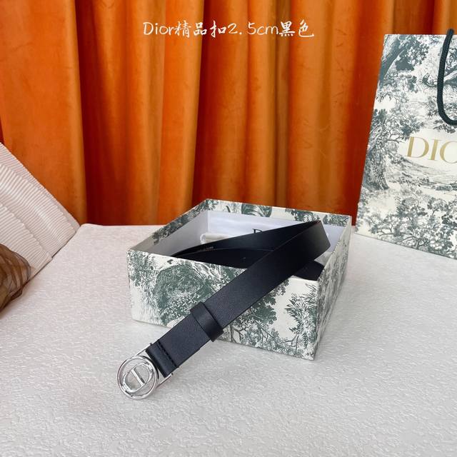 Dior这款腰带采用光滑牛皮革等材质精心制作，搭配富有光泽的金色饰面金属环圈Cd腰带扣提升格调。可与经典西装外套、连衣裙或牛仔裤搭配，彰显隽永高雅的气质。宽2.
