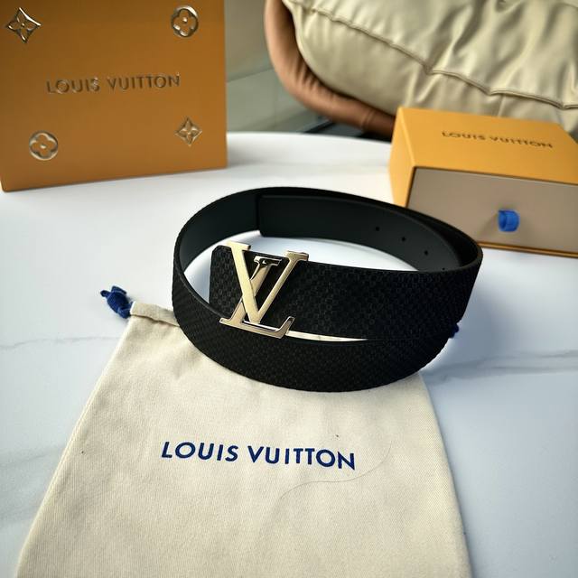 L0Uis Vuitt0N 專櫃最新升級版本 寬度40Mm 原廠小牛皮面壓刻有小格子圖案效果 進口柔軟小牛皮底 搭配新型字母搭扣 百搭易襯！