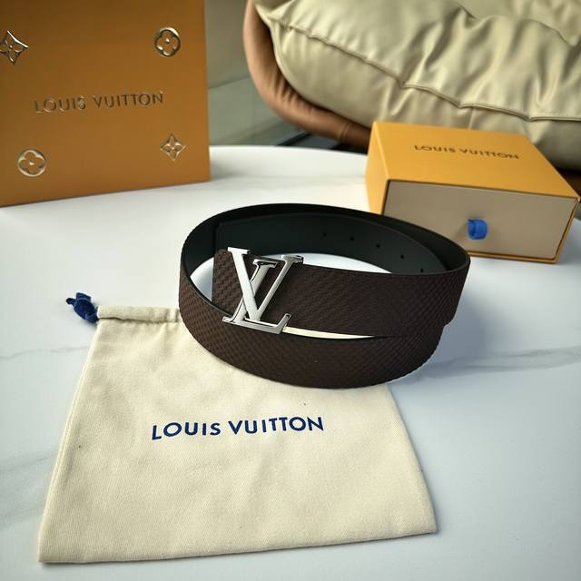 L0Uis Vuitt0N 專櫃最新升級版本 寬度40Mm 原廠小牛皮面壓刻有小格子圖案效果 進口柔軟小牛皮底 搭配新型字母搭扣 百搭易襯！