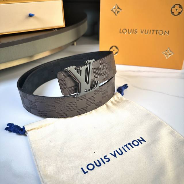 L0Uis Vuitt0N 專櫃最新升級版本 寬度40Mm 原廠進口柔軟小牛皮雙面壓格紋 搭配新款三層三色字母搭扣 百搭易襯！雙面用 顶级