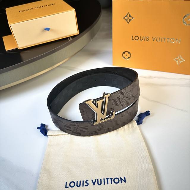 L0Uis Vuitt0N 專櫃最新升級版本 寬度40Mm 原廠進口柔軟小牛皮雙面壓格紋 搭配新款三層三色字母搭扣 百搭易襯！雙面用 顶级