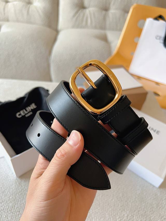 Celine 赛琳 新款明星同款腰带；采用双面原版皮搭配纯铜五金扣，舒适材料精工细作。呈现出独特优雅气质，彰显温柔魅力；时尚百搭款，是一款不可或缺的服饰必备品。