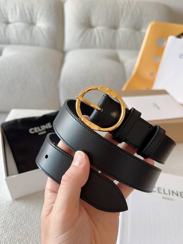 Celine 赛琳 新款明星同款腰带；采用双面原版皮搭配纯铜五金扣，舒适材料精工细作。呈现出独特优雅气质，彰显温柔魅力；时尚百搭款，是一款不可或缺的服饰必备品。