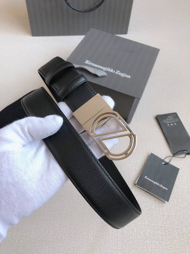 杰尼亚 Zegna 精品百搭配饰；腰带风格极简，诠释当代绅士风范，缀以时尚的徽标皮带扣，可以为您的整体造型画龙点睛；正装休闲两相宜。宽度：35Mm