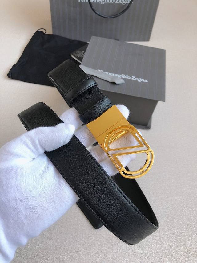 杰尼亚 Zegna 精品百搭配饰；腰带风格极简，诠释当代绅士风范，缀以时尚的徽标皮带扣，可以为您的整体造型画龙点睛；正装休闲两相宜。宽度：35Mm
