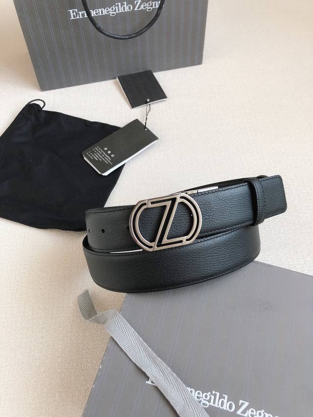 杰尼亚 Zegna 精品百搭配饰；腰带风格极简，诠释当代绅士风范，缀以时尚的徽标皮带扣，可以为您的整体造型画龙点睛；正装休闲两相宜。宽度：35Mm