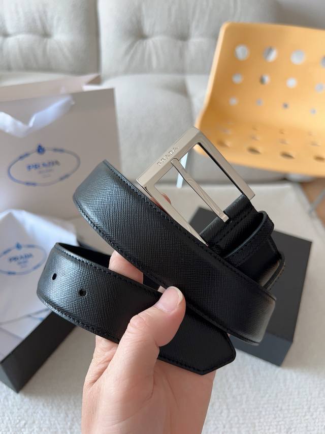 普拉达 Prada 是意大利奢侈品牌，融合经典与现代元素，注重高品质材料与精湛工艺，完美地衬托出Prada优秀的产品。风格独树一帜！对于喜欢低调不浮夸的商务休闲