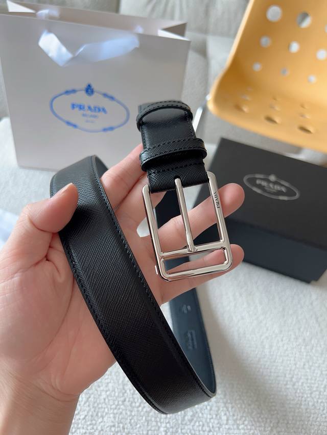 普拉达 Prada 是意大利奢侈品牌，融合经典与现代元素，注重高品质材料与精湛工艺，完美地衬托出Prada优秀的产品。风格独树一帜！对于喜欢低调不浮夸的商务休闲
