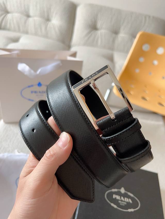 普拉达 Prada 是意大利奢侈品牌，融合经典与现代元素，注重高品质材料与精湛工艺，完美地衬托出Prada优秀的产品。风格独树一帜！对于喜欢低调不浮夸的商务休闲