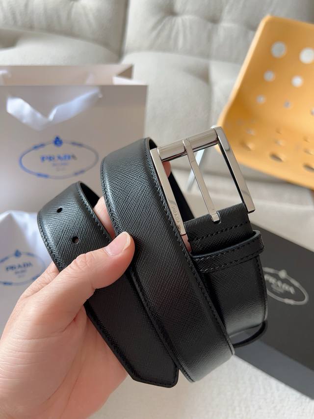 普拉达 Prada 是意大利奢侈品牌，融合经典与现代元素，注重高品质材料与精湛工艺，完美地衬托出Prada优秀的产品。风格独树一帜！对于喜欢低调不浮夸的商务休闲
