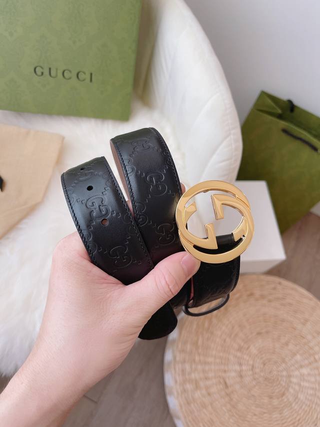 Gucci 专柜同款女士系列，采用热压印 Gucci Signature 皮革，触感厚实，印花图案清晰分明。双面真皮腰带，装饰Gg带扣。经典设计深受广大喜爱，得