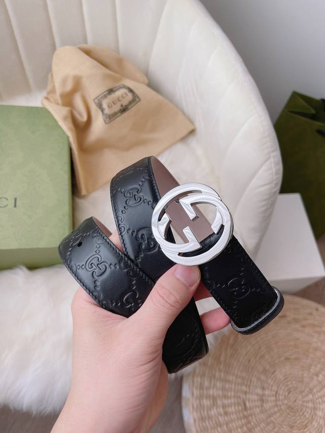 Gucci 专柜同款女士系列，采用热压印 Gucci Signature 皮革，触感厚实，印花图案清晰分明。双面真皮腰带，装饰Gg带扣。经典设计深受广大喜爱，得