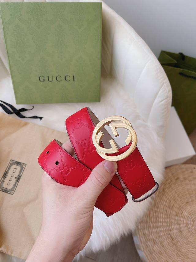 Gucci 专柜同款女士系列，采用热压印 Gucci Signature 皮革，触感厚实，印花图案清晰分明。双面真皮腰带，装饰Gg带扣。经典设计深受广大喜爱，得