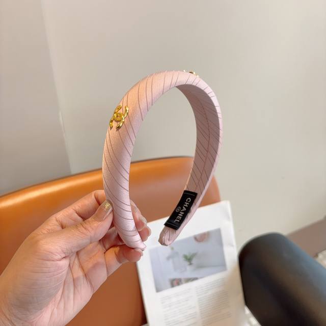 配包装 Chanel 香奈儿 新款精美字母发箍，复古网红爆款头箍 搭配高端材质，超精致，时尚高级感百搭款。