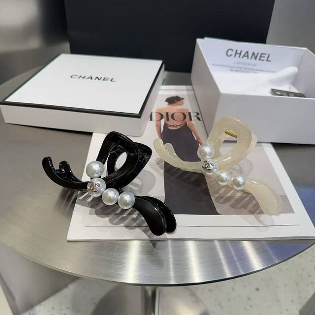 配包装盒Chanel 香奈儿 最新款小香抓夹．超级好看！名媛范儿十足，小仙女必备