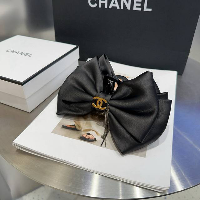 配包装盒Chanel 香奈儿 最新小香抓夹，简单实用，时尚潮流！小姐姐必备单品