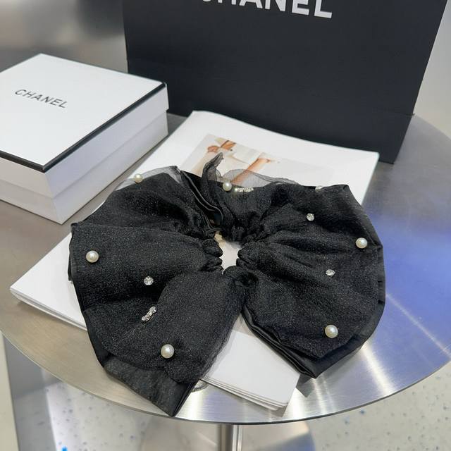 配包装盒Chanel 香奈儿 最新款小香大发圈，名媛范儿十足，时尚潮人必备