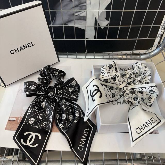 配包装盒Chanel 香奈儿 最新款小香爆款发圈，超级好看！名媛范儿十足，小仙女必备