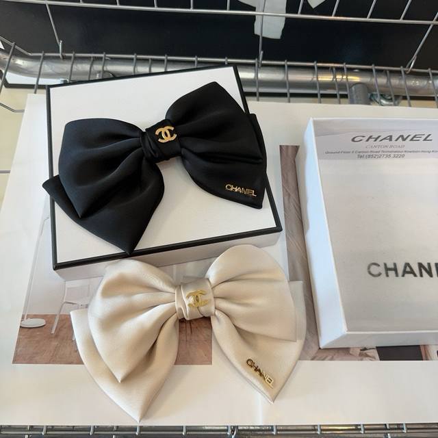 配包装盒Chanel 香奈儿 最新款小香爆款弹簧发夹，超级好看！名媛范儿十足，小仙女必备