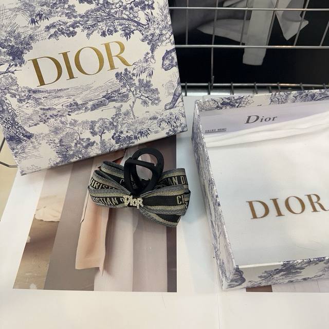 配包装盒Dior 迪奥 新款D家抓夹，时尚百搭，简单实用 超级好看！小姐姐必备