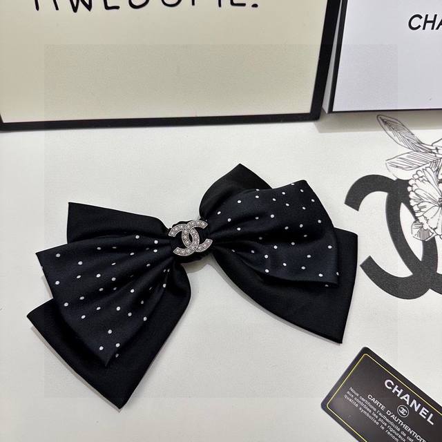 特 配专柜包装Chanel 香奈儿 最新蝴蝶结中古五金发夹#信我！人手必备的单品 这件必须买洋气神仙颜值小仙女要收了它，谁戴谁好看～