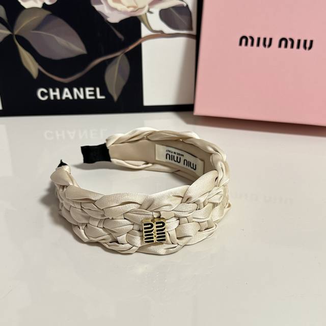 特 配专柜包装Miumiu 缪缪 最新发箍小仙女快入手特殊材质 不嘞头可盐可甜～