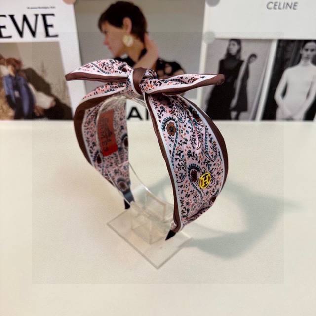 特 配专柜包装HermèS 爱马仕 最新发箍#信我！人手必备的单品 这件必须买洋气神仙颜值小仙女要收了它，谁戴谁好看～