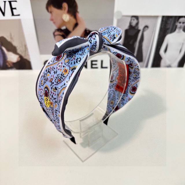 特 配专柜包装HermèS 爱马仕 最新发箍#信我！人手必备的单品 这件必须买洋气神仙颜值小仙女要收了它，谁戴谁好看～